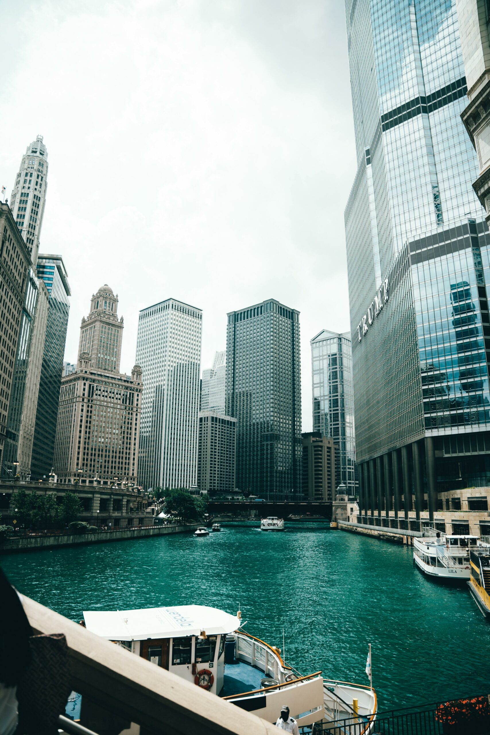 A view of the chicago river from a boat.